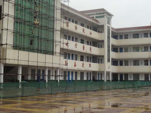 學(xué)?？拐鸺庸? />
</p>
<p>
	  一般校園，都是上世紀(jì)八九十年代的建筑，而這些建筑，都會存在一些共性問題。例如：
</p>
<p>
	  1）沒有抗震結(jié)構(gòu)，或結(jié)構(gòu)沒有達(dá)到建筑抗震設(shè)計(jì)規(guī)范；
</p>
<p>
	  2）單面走廊砌體較多，砌體結(jié)構(gòu)縱墻承重；
</p>
<p>
	  3）單跨框架結(jié)構(gòu)，兩方向剛度相差較大；
</p>
<p>
	  4）質(zhì)量差，砌筑砂漿標(biāo)號低。
</p>
<p>
	  通過近些年對地震的一些研究表明，教學(xué)建筑由于沒有抗震設(shè)防，或雖有抗震設(shè)防但設(shè)計(jì)及施工質(zhì)量不到位，造成許多房屋嚴(yán)重破壞或倒塌。我們一般推薦校園加固的方法有以下幾種：
</p>
<p>
	  1.墻體抗震荷載力較差的墻體，采用加固混凝土板墻的方法，具體到單面板墻還是雙面板墻加固的方法時(shí)，大多取決于學(xué)校和教學(xué)樓的條件限制。
</p>
<p>
	  2.鋼筋網(wǎng)砂漿面層法加固。單面鋼筋網(wǎng)砂漿面層對砌體強(qiáng)度的提高有限，且加固效果較差，對于抗震設(shè)防類別為乙類的中小學(xué)校舍，建議采用雙面鋼筋網(wǎng)砂漿面層法加固。
</p>
<p>
	  3.實(shí)際圈梁和構(gòu)造柱布置不符合《建筑抗震鑒定標(biāo)準(zhǔn)》(GB50023—2009)要求，可采用外對外圈梁和柱增加植筋的加固方法，也就是植筋膠加固方法。此方法注意選用不含乙二胺的抗?jié)駸崂匣?0年以上的環(huán)氧植筋膠（推薦南京曼卡特科技的MT-500植筋膠），不能采用不飽和樹脂植筋膠。
</p>
<p>
	  4.對于獨(dú)立磚柱，當(dāng)其截面尺寸較小時(shí)，可采用<a href=