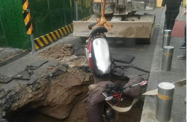 植筋加固｜鄭州某地道路突然塌陷一對母女掉入坑內(nèi)！